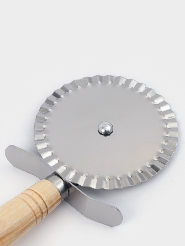 Нож для пиццы и теста 18,5см, ребристый, цвет бежевый "Классик"